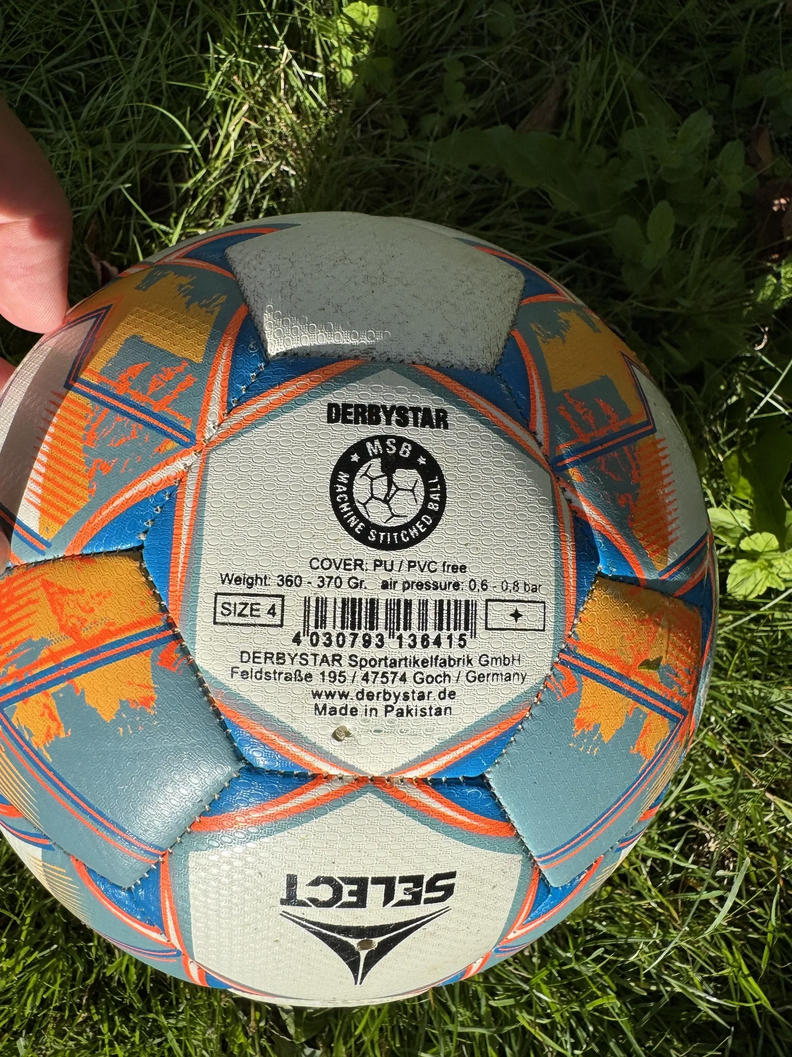 Nahaufnahme des aufgedruckten Etiketts am Derbystar Stratos Light. Lesbar sind Größe 4, 360 bis 370 Gramm und 0,6 bis 0,8 bar.